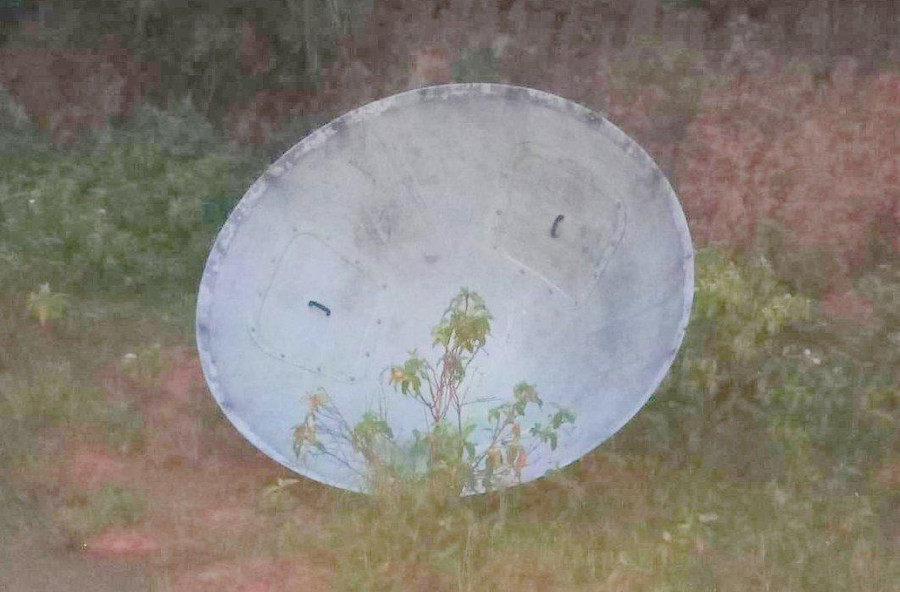 Thiết bị điện gió có hình chóp nón, cần 3-5 người mới di chuyển được.