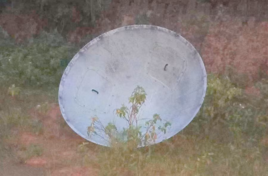 Thiết bị điện gió có hình chóp nón, cần 3-5 người mới di chuyển được.