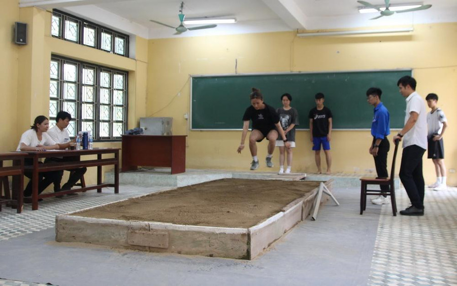 Các thí sinh thực hiện phần thi bật xa tại chỗ. Các thí sinh thực hiện phần thi bật xa tại chỗ.