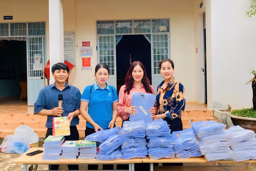 Cô Nguyễn Thị Tuyết Mai (áo hồng) kết nối nhà hảo tâm để học sinh bớt vất vả trên hành trình đến trường.