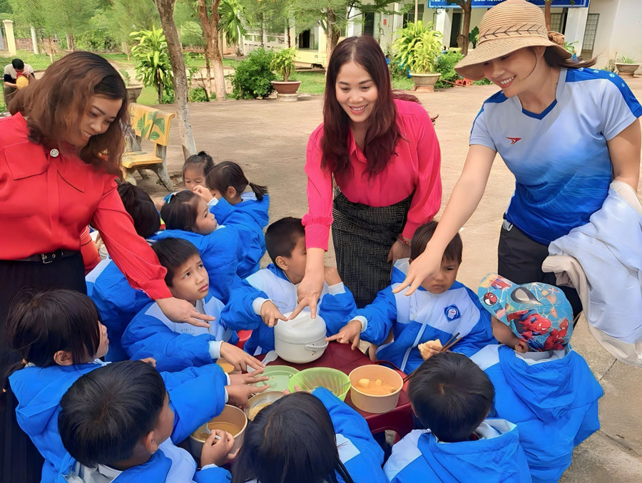 Cô Tuyết Mai hạnh phúc khi chứng kiến học sinh ấm áp, no bụng khi đến trường.