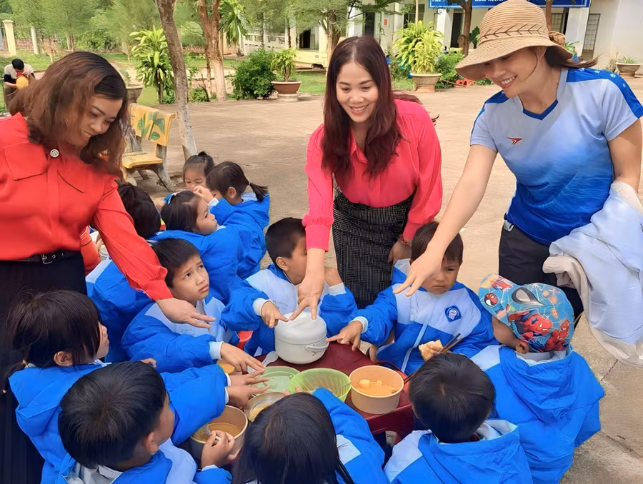 Cô Tuyết Mai hạnh phúc khi chứng kiến học sinh ấm áp, no bụng khi đến trường.