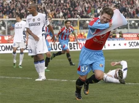 Niềm vui của các cầu thủ Catania sau bàn mở tỉ số