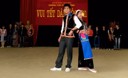 Trình diễn trang phục dân tộc.