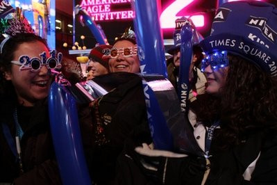 Như thường lệ, người dân đổ ra Quảng trường Thời đại rất đông