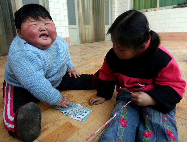 Chùm ảnh: Thế giới vui và lạ ảnh 11 She may only be two years old but Pang Ya already tips the scales at 41.5kg (6.5st). This means that the toddler already weighs the same as an average fully grown, adult Chinese woman. Her worried family is now seeking assitance to help their obese daught