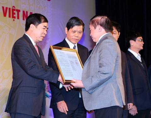 Thứ trưởng Bùi Văn Ga trao Quyết định thành lập trường cho lãnh đạo Đại học Dầu khí Thứ trưởng Bùi Văn Ga trao Quyết định thành lập trường cho lãnh đạo Đại học Dầu khí