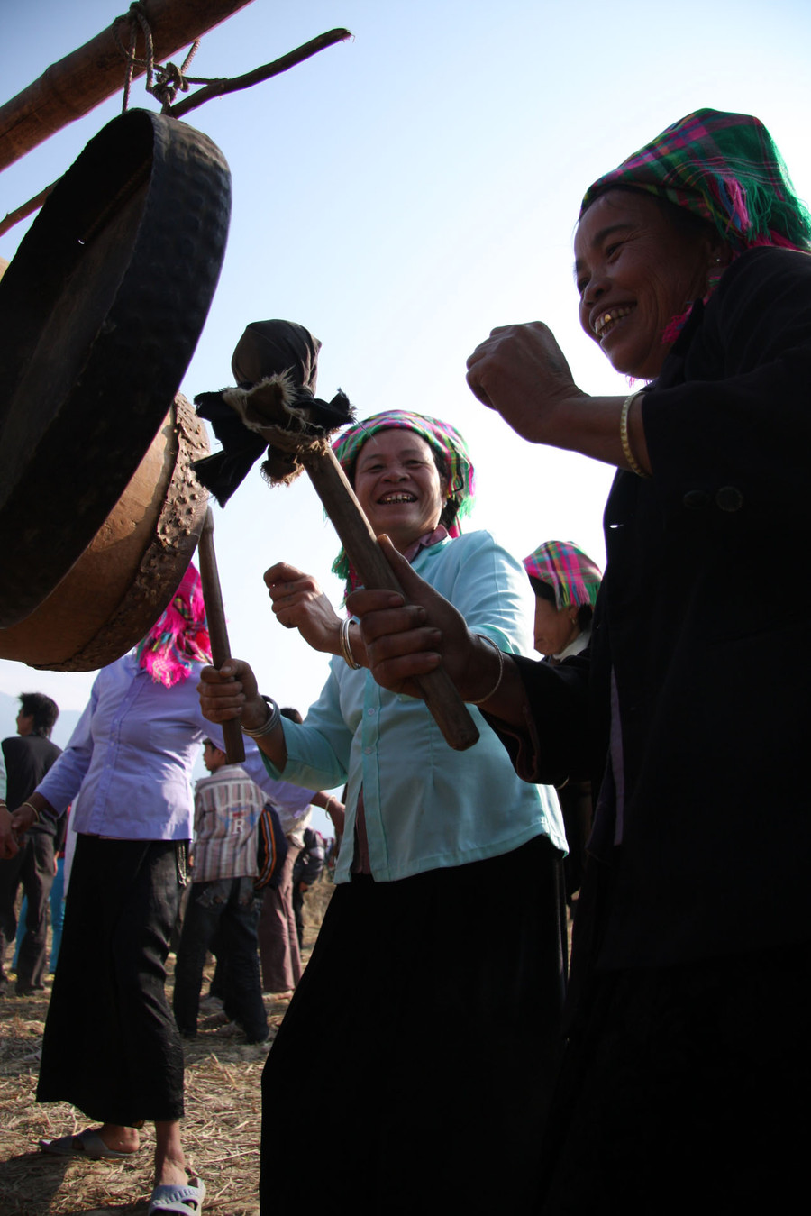Đánh chiêng, trống khai hội