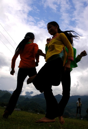 Phụ nữ dân tộc Củi Chu trong trò chơi vật chân