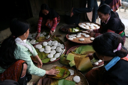 Phụ nữ dân tộc Mông làm bánh dày trong ngày Tết