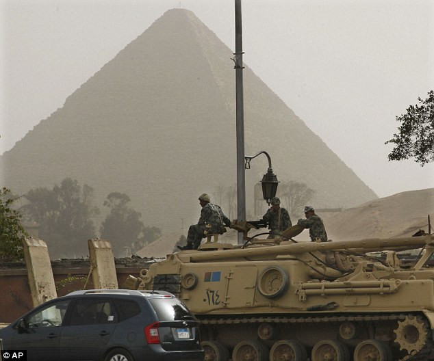 Ai Cập: Náo loạn, xác ướp 2000 tuổi bị phá hỏng ảnh 1 Quân đội được huy động để bảo vệ những kim tự tháp