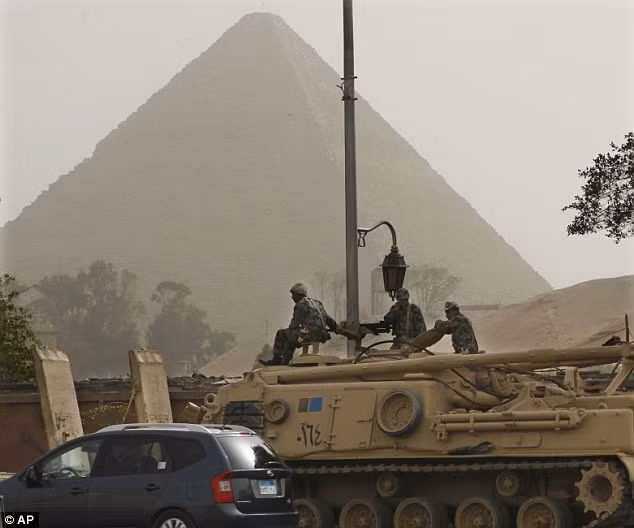 Quân đội được huy động để bảo vệ những kim tự tháp