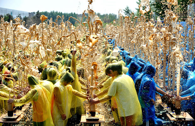 Chùm ảnh: Thế giới vui và lạ ảnh 4 Some 2,175 students make the largest simultaneous Coke fountain, during a Guinness World Records attempt in Changchun, Jilin province of China