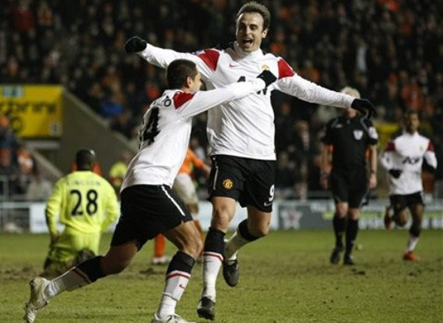 Người hùng Berbatov với cú đúp giúp MU lội ngược dòng thành công trước Blackpool