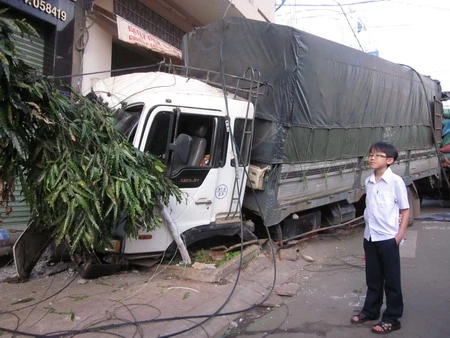 Xe ô tô mất thắng gây tai nạn nghiêm trọng