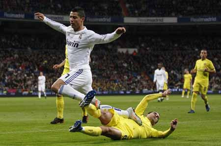 Cristiano Ronaldo (trên) lập hat-trick trong trận đấu này 1.jpg