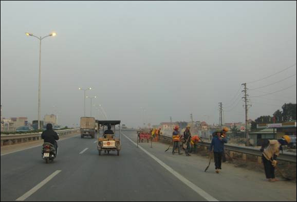 Hà Nội: Đèn đường sáng 24/24 ảnh 2 Những công nhân này tự hỏi không biết tối về nhà có bị cắt điện không?