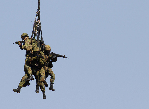 Những hình ảnh ấn tượng trong tuần ảnh 8 Members of Japan’s Ground Self-Defense Force are carried by a rope from a helicopter at an annual military exercise in Funabashi, east of Tokyo