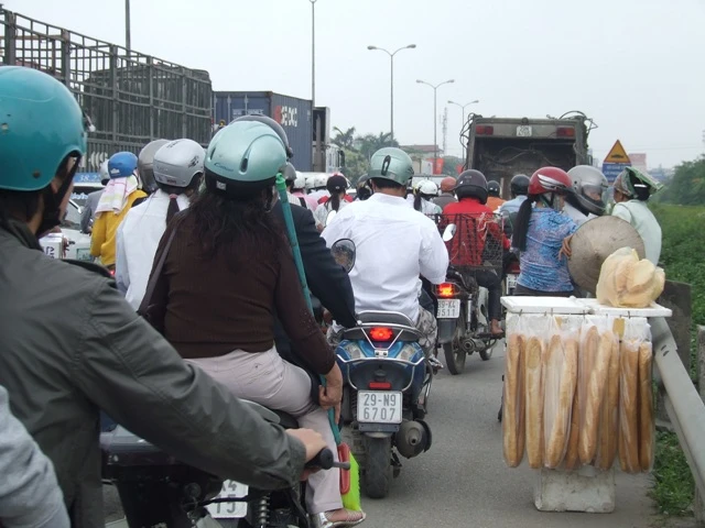 Cọc bánh mì ngóng chờ Tết muộn