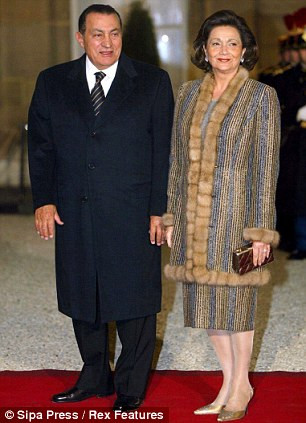 Tổng thống Ai Cập Hosni Mubarak và phu nhân Suzanne, một người có nửa dòng máu Anh và sở hữu một hộ chiếu Anh President Hosni Mubarak with his wife Suzanne, who is half-Welsh and has a British passport Read more: http://www.dailymail.co.uk/news/article-1351826/Egypt-protests-Looters-bid-steal-King-Tuts-treasures.html#ixzz1CXegZOaN