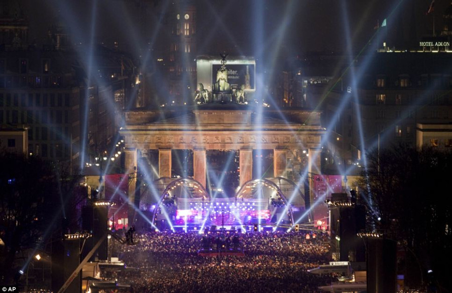 Tại cầu Brandenburg, Berlin, Đức