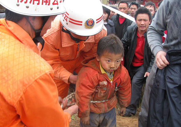 Những hình ảnh ấn tượng trong tuần ảnh 9 The 4-year-old boy survived being trapped at the bottom of the dry well for two days before he was discovered and rescued. Deng Rui went missing one morning after he was left by his grandparents to play on his own