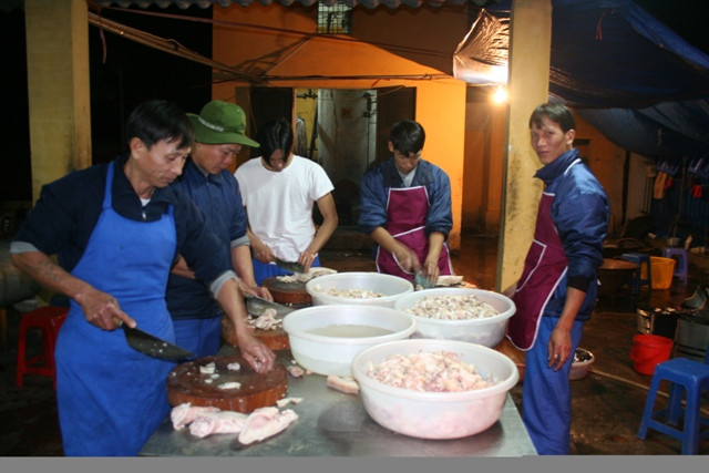 Chuẩn bị đồ làm bánh và nấu đông