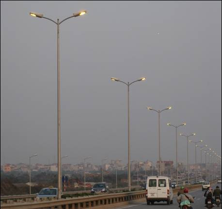 Đèn chiếu sáng giữa ban ngay trên đường đẫn đoạn đầu đường Pháp Vân – Cầu Giẽ èn chiếu sáng giữa ban ngay trên đường đẫn đoạn đầu đường Pháp Vân – Cầu Giẽ