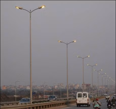 èn chiếu sáng giữa ban ngay trên đường đẫn đoạn đầu đường Pháp Vân – Cầu Giẽ