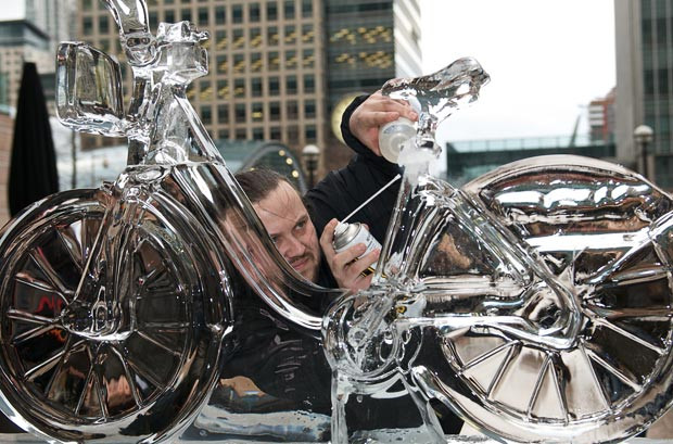 Những hình ảnh ấn tượng trong tuần ảnh 11 Ice sculptor Krisztian Pogany finishes off a bike sculpture at the launch of the London Ice Sculpting Festival at Canary Wharf