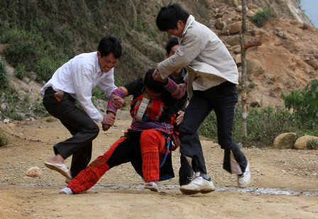 Phụ nữ Dao đỏ trong ngày hội kéo vợ.