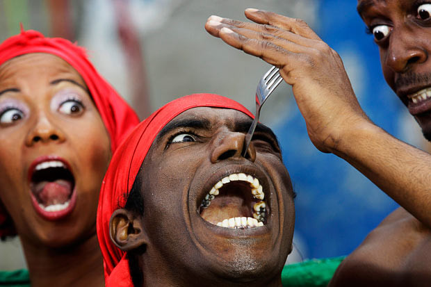 Chùm ảnh: Thế giới vui và lạ ảnh 7 A dancer inserts a fork into his nose during the filming of a music video by Cuban director Arturo Santana in Havana