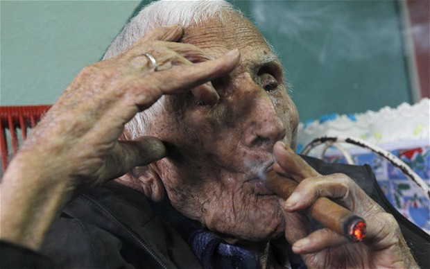 Những hình ảnh ấn tượng trong tuần ảnh 5 Ignacio Cubilla Banos smokes a cigar in his house during his 111th birthday celebration in Havana on January 13, 2011. Banos, a former sugar factory worker who has 11 children, 40 grandchildren and 15 great-grandchildren, celebrated his 111th birthday on Thursday