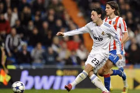 Real đặt một chân vào bán kết