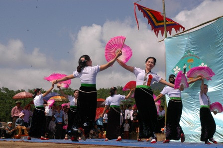 Phụ nữ dân tộc Thái uyển chuyển trong điệu múa quạt