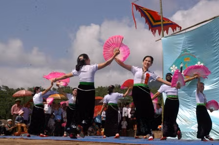 Phụ nữ dân tộc Thái uyển chuyển trong điệu múa quạt