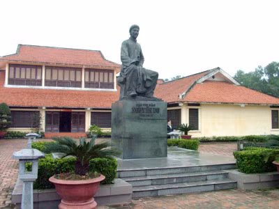 Tượng Nguyễn Du trong khu di tích Nguyễn Du Tượng Nguyễn Du trong khu di tích Nguyễn Du