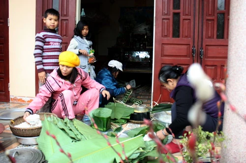 Cả nhà cùng gói bánh chưng ăn Tết