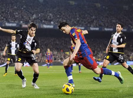 David Villa đang cố gắng xuyên thủng hàng phòng ngự của Levante