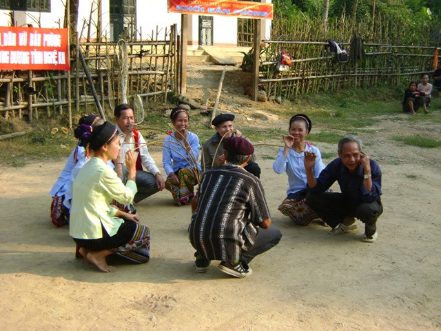 Các thành viên CLB vui bên chum rượu cần sau buổi sinh hoạt