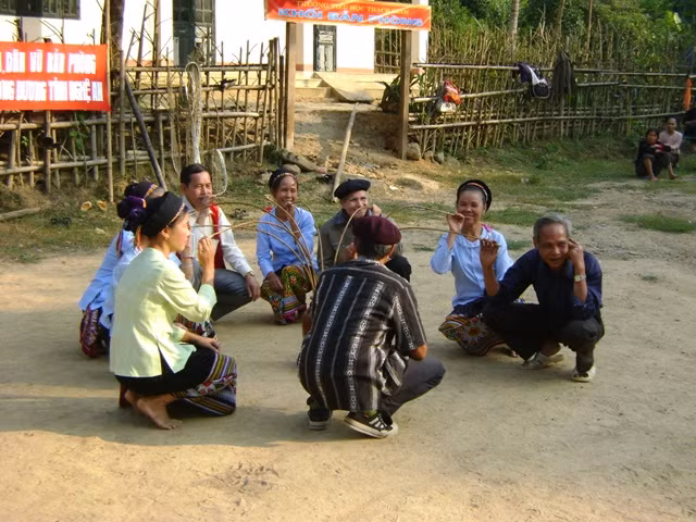 Các thành viên CLB vui bên chum rượu cần sau buổi sinh hoạt