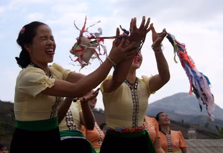 Trong ngày hội, phụ nữ vùng cao luôn vui chơi hết mình.