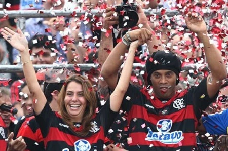 Lễ ra mắt ấn tượng của Ronaldinho tại Flamengo