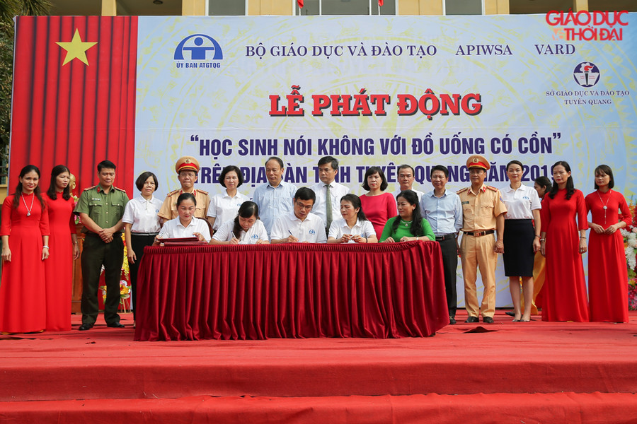 Tại lễ phát động, lãnh đạo của các trường THPT trên địa bàn tỉnh Tuyên Quang đã ký cam kết tham gia lan tỏa thông điệp trong nhà trường, gia đình và cộng đồng.