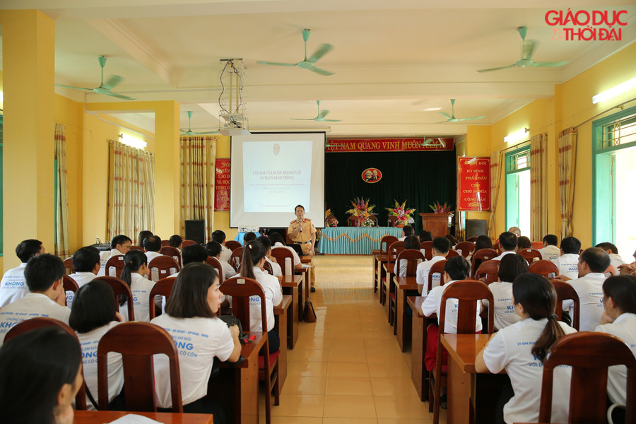 Cũng trong dịp này, Bộ GD&ĐT, UB ATGT QG, Bộ Công an… sẽ tổ chức tập huấn trực tiếp kiến thức liên quan đến qui định của pháp luật; tác hại của sử dụng đồ uống có cồn ở trẻ vị thành niên cho giáo viên nòng cốt của các trường THPT.