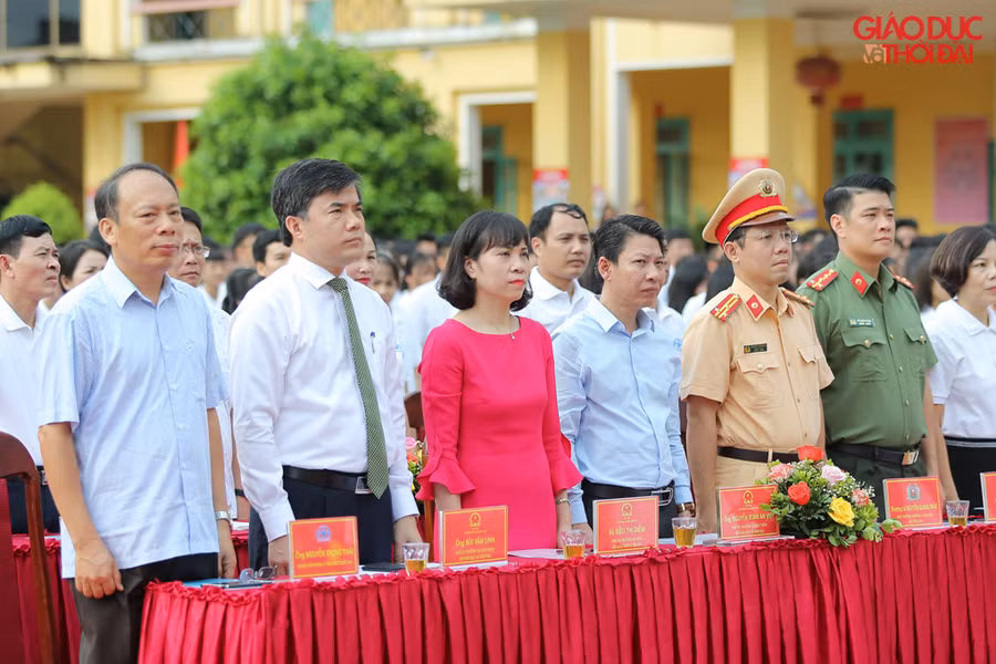 Tham dự buổi lễ có đại diện lãnh đạo Ủy ban ATGT Quốc gia, lãnh đạo Vụ Giáo dục Chính trị và Công tác HSSV - Bộ Giáo dục và Đào tạo; đại diện lãnh đạo các cơ quan: Sở Giáo dục và Đào tạo, Tỉnh đoàn TNCSHCM, Ban ATGT, Công an tỉnh, đại diện lãnh đạo, giáo viên các trường THPT và hơn 1.000 học sinh của tỉnh Tuyên Quang.