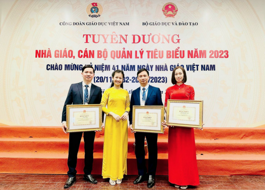 Năm 2023, thầy giáo Trần Văn Tỏ (người ngoài cùng bên trái) được Bộ GD&amp;ĐT vinh danh là Nhà giáo tiêu biểu toàn quốc…