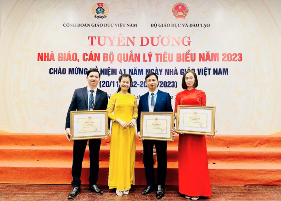 Năm 2023, thầy giáo Trần Văn Tỏ (người ngoài cùng bên trái) được Bộ GD&ĐT vinh danh là Nhà giáo tiêu biểu toàn quốc… Năm 2023, thầy giáo Trần Văn Tỏ (người ngoài cùng bên trái) được Bộ GD&ĐT vinh danh là Nhà giáo tiêu biểu toàn quốc…