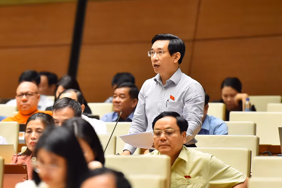 Đại biểu Nguyễn Văn Cảnh. Đại biểu Nguyễn Văn Cảnh.