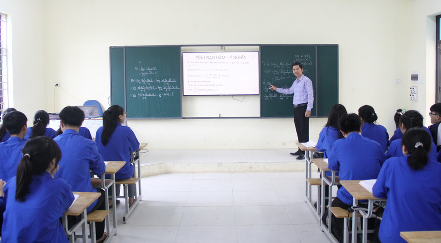 Thầy Trần Văn Tỏ trong một giờ lên lớp.